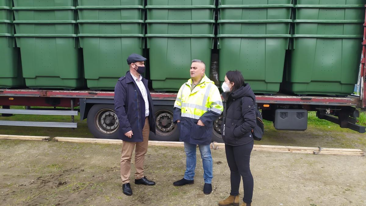 Félix Juncal, con la gerente de la Mancomunidade y el jefe de servicio junto a uno de los lotes anteriores de contenedores.