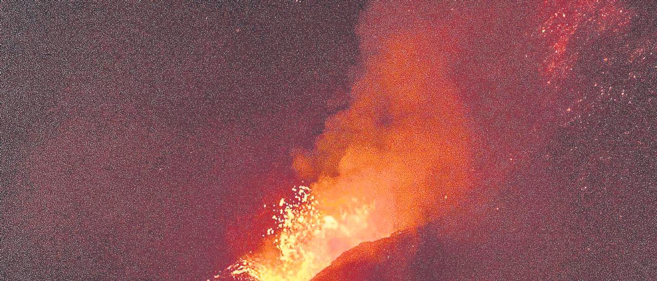 Una de las coladas de lava del volcán Tajogaite durante la erupción.