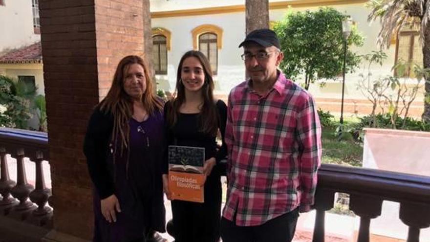 Marta, con sus profesores Maria Amor y Javier Benet Sánchez.