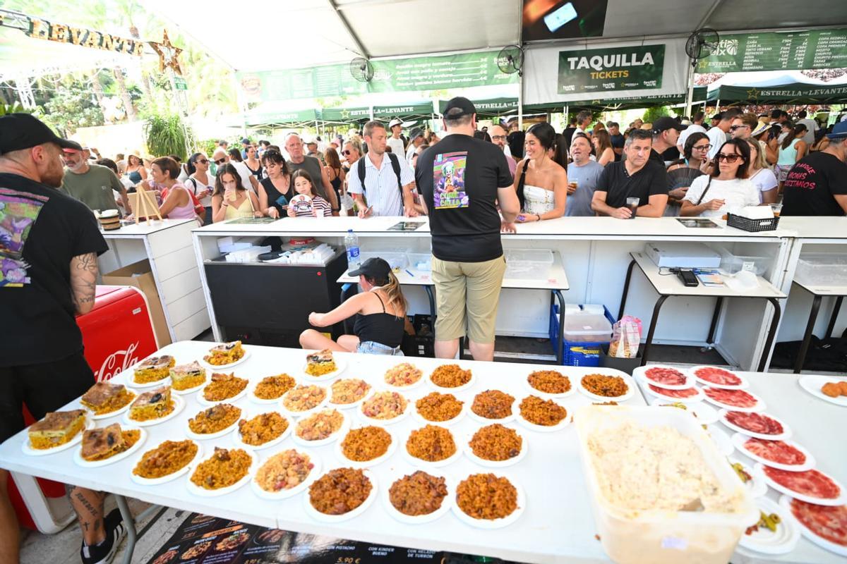 Camareros atendiendo a la gente que acude al Racó Gastronómico de Elche.