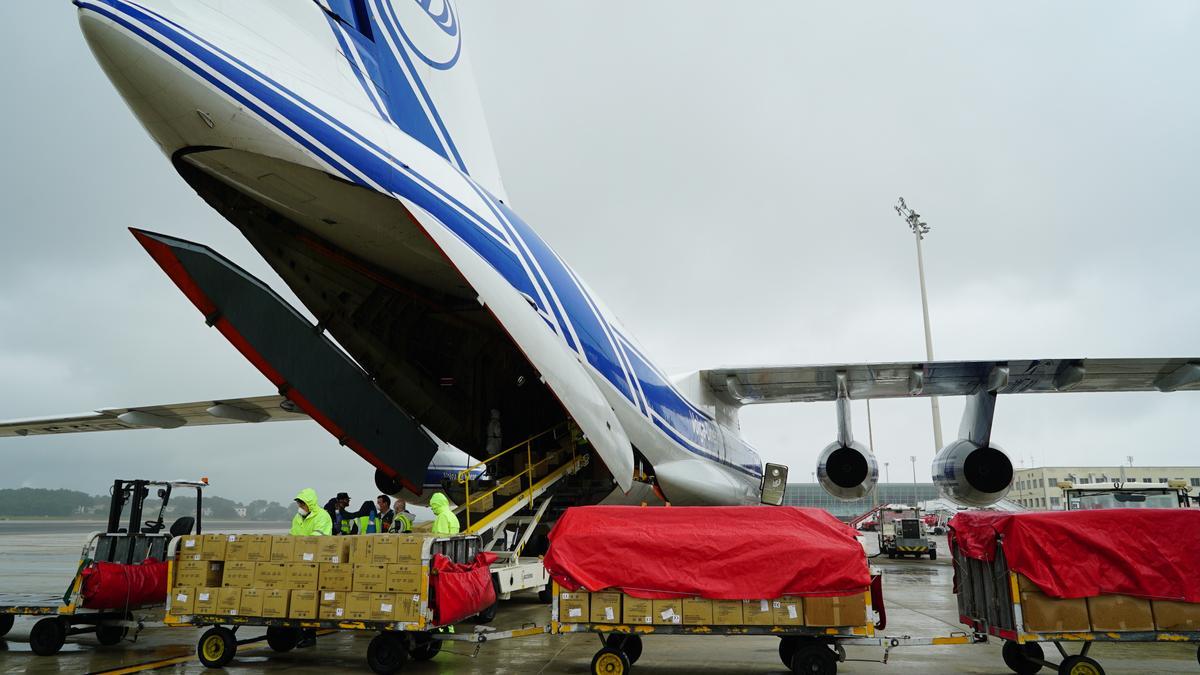 Un avión descarga en el aeropuerto de Palma material sanitario procedente de China contra la covid-19