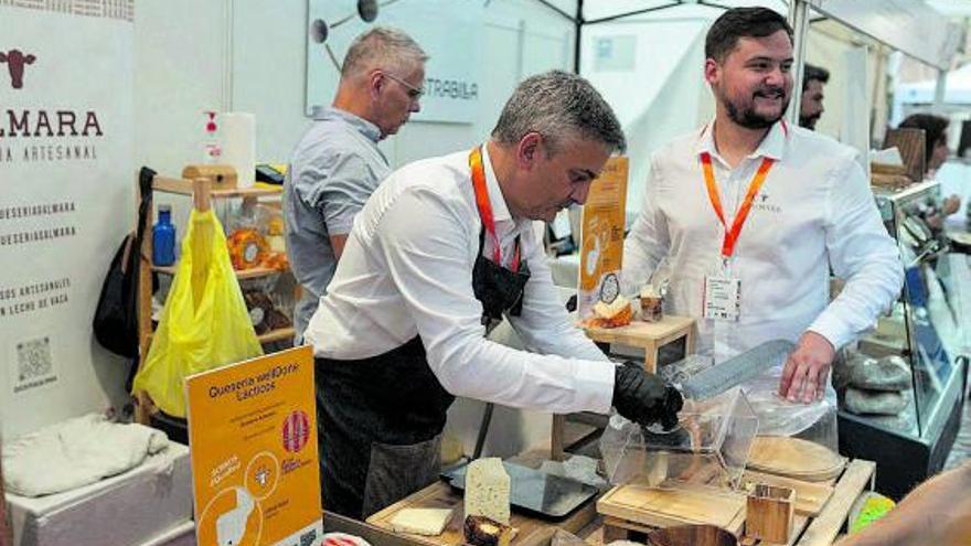 Alejandro Rincón, artesano gallego, prepara el producto tradicional en su estand de Fromago.