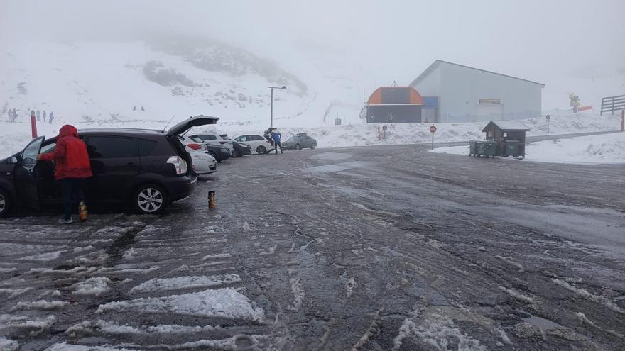 Temporal de quejas en Pajares, con fallos en los remontes (con esquiadores colgando) y cierres polémicos por viento (que va y viene)