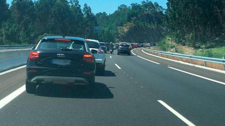 Cientos de coches atrapados en uno de los atascos que se formaron ayer en el vial de O Morrazo. // FdV