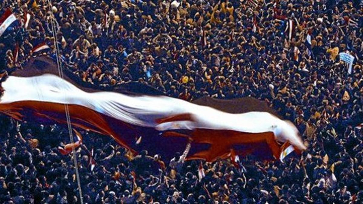 Miles de personas estallan en gritos de júbilo ante de la noticia de la dimisión de Hosni Mubarak, ayer, en la plaza de Tahrir de El Cairo.