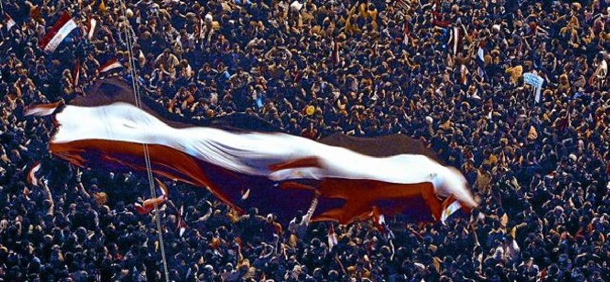 Milers de persones esclaten en crits d’alegria davant de la notícia de la dimissió de Hosni Mubàrak, ahir, a la plaça de Tahrir del Caire. Milers de persones esclaten en crits d’alegria davant de la notícia de la dimissió de Hosni Mubàrak, ahir, a la plaça de Tahrir del Caire.