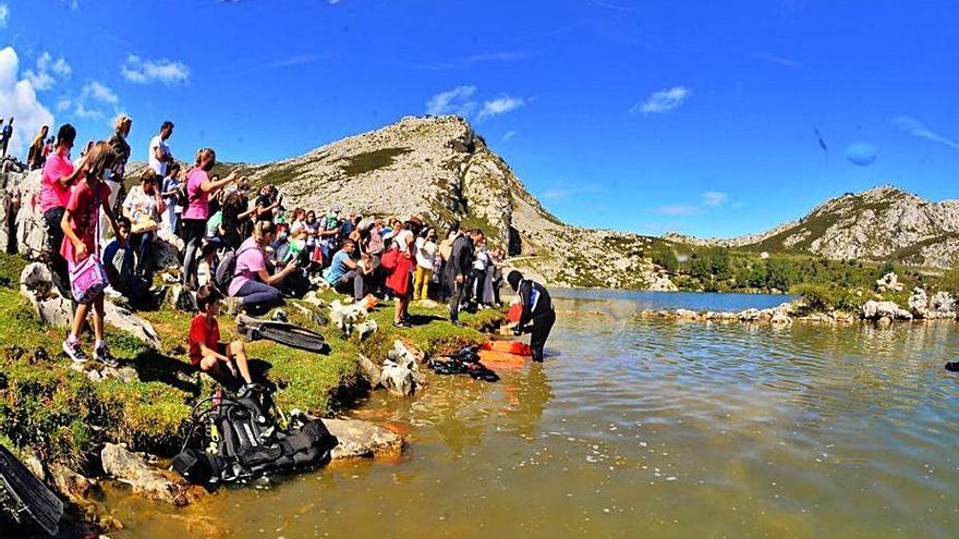 Público, contemplando la llegada de los buzos con la Santina a la orilla del lago Enol, el pasado 8 de septiembre.