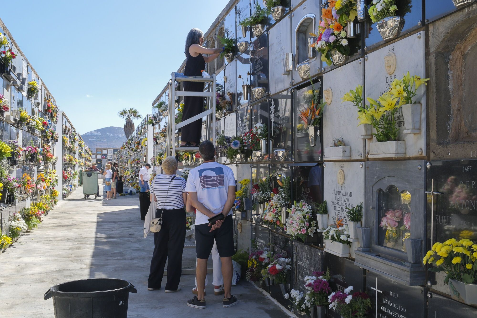 Día de los difuntos en el cementerio de La Atalaya de Guía
