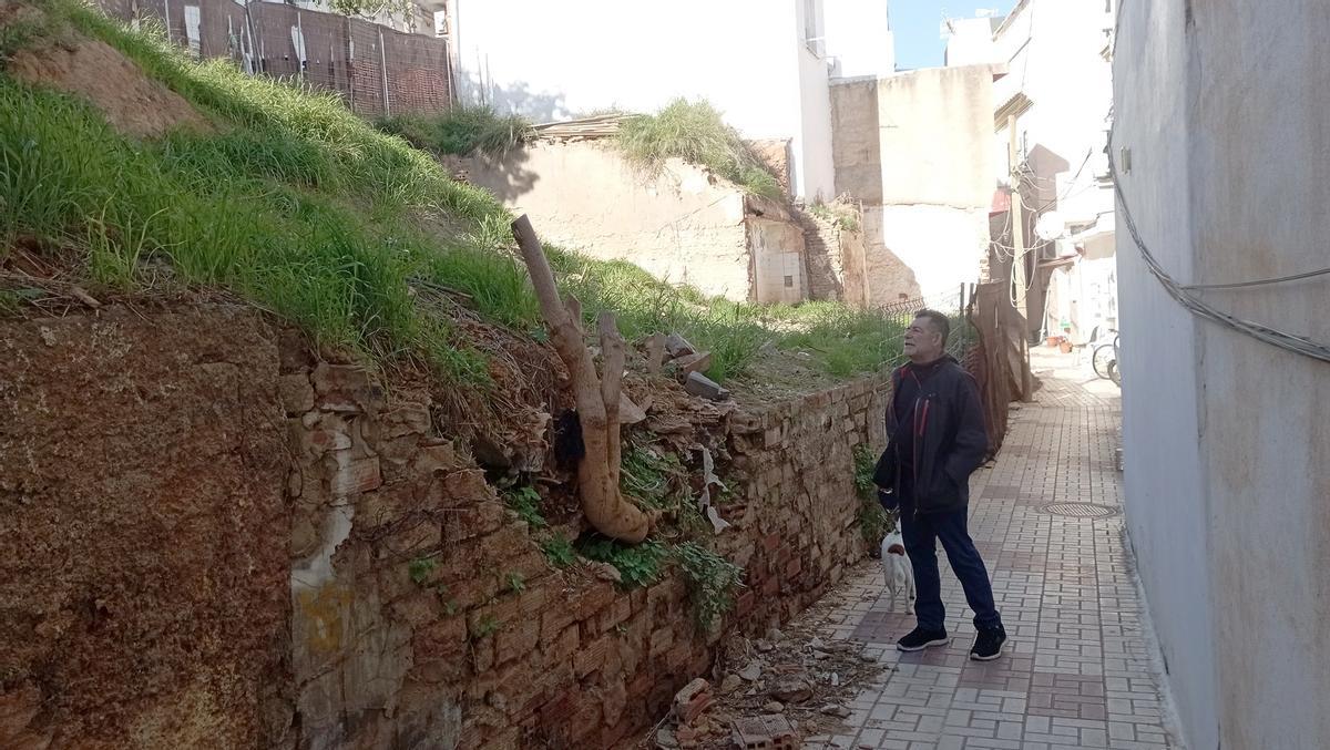 Los vecinos no quieren ninguna modalidad de vivienda turística en este solar de la calle Altillo, junto a calle Olivar.