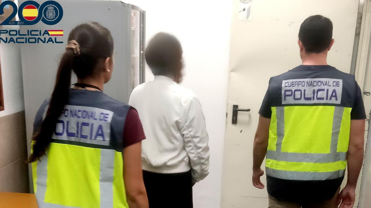 Agentes de la Policía Nacional conducen a una detenida por explotar mujeres para prostituirse en un piso de sa Pobla.