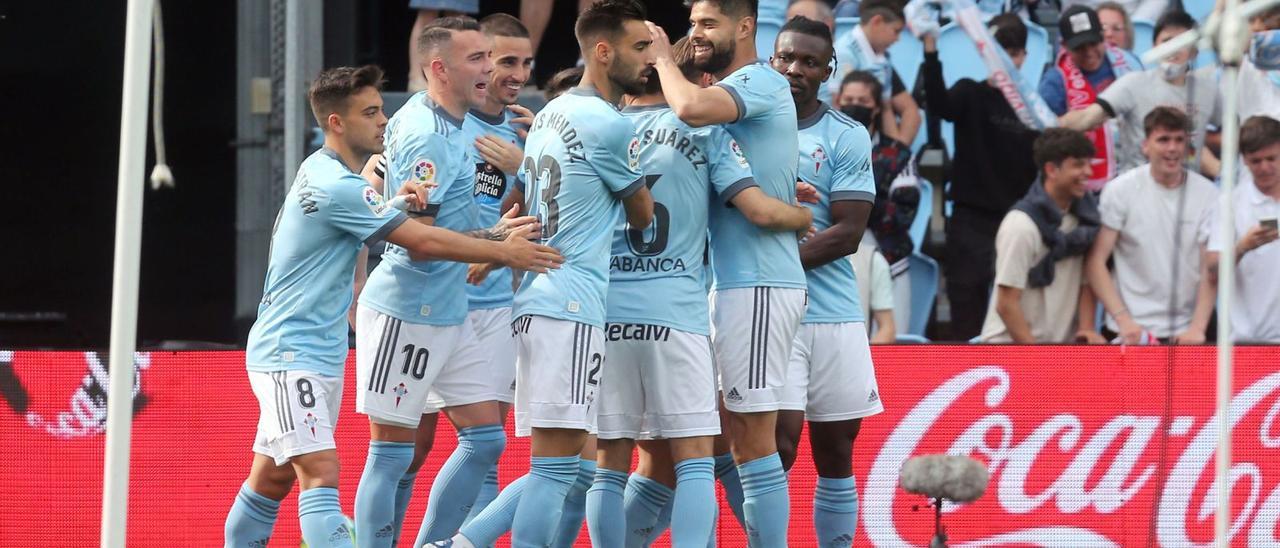 Los jugadores celebran un gol al Alavés.