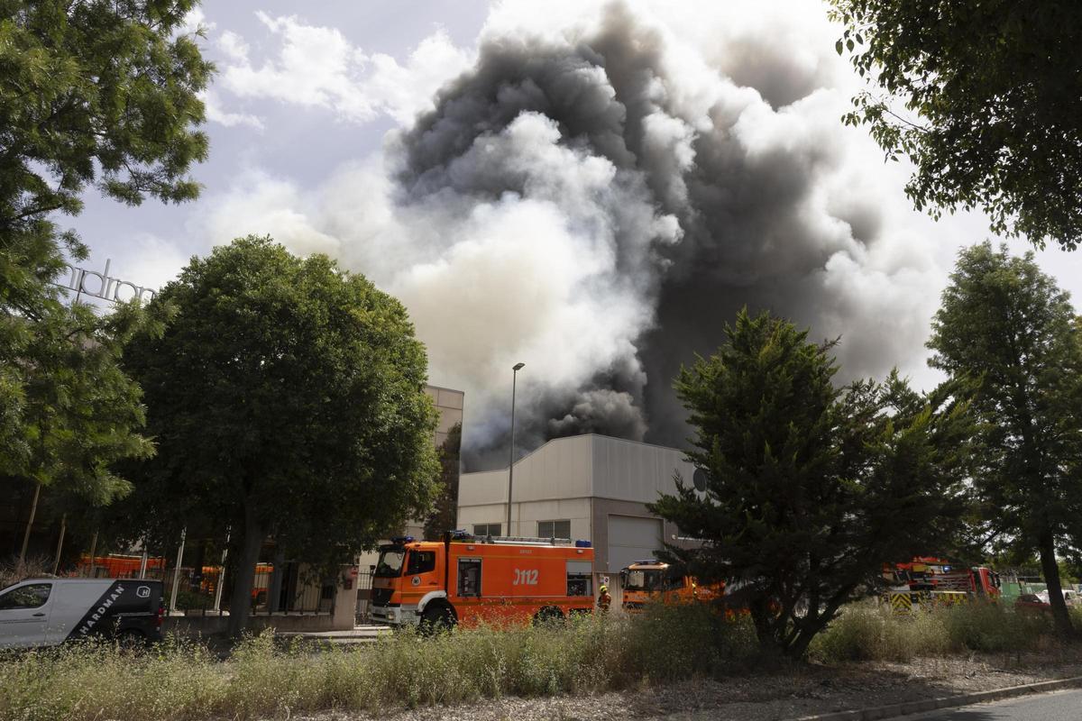 Más de seis dotaciones de bomberos trabajan en la extinción del incendio industrial de Xàtiva
