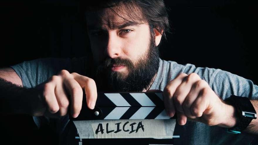 Lucas Terceiro, con la claqueta del cortometraje de terror &quot;Alicia&quot;, protagonizada por Fernando Tato, Paula Terceiro y Susana Sampedro.