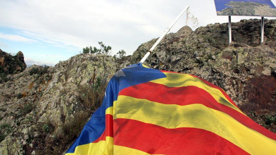 Imatge de la bandera amb el pal serrat i a terra · ACN