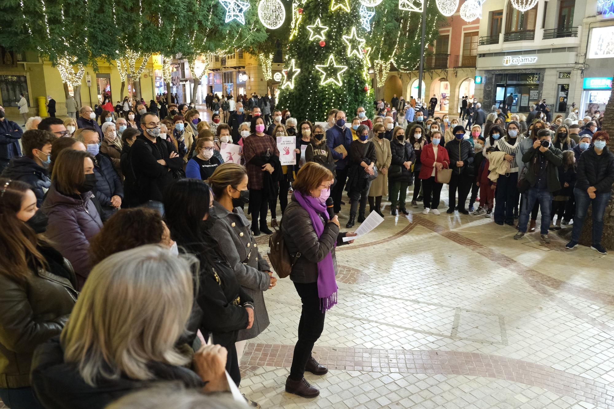 Concentración de repulsa por el asesinato de Yolanda en Elche. Familiares de la joven acudieron al emotivo acto en la Plaza de Baix