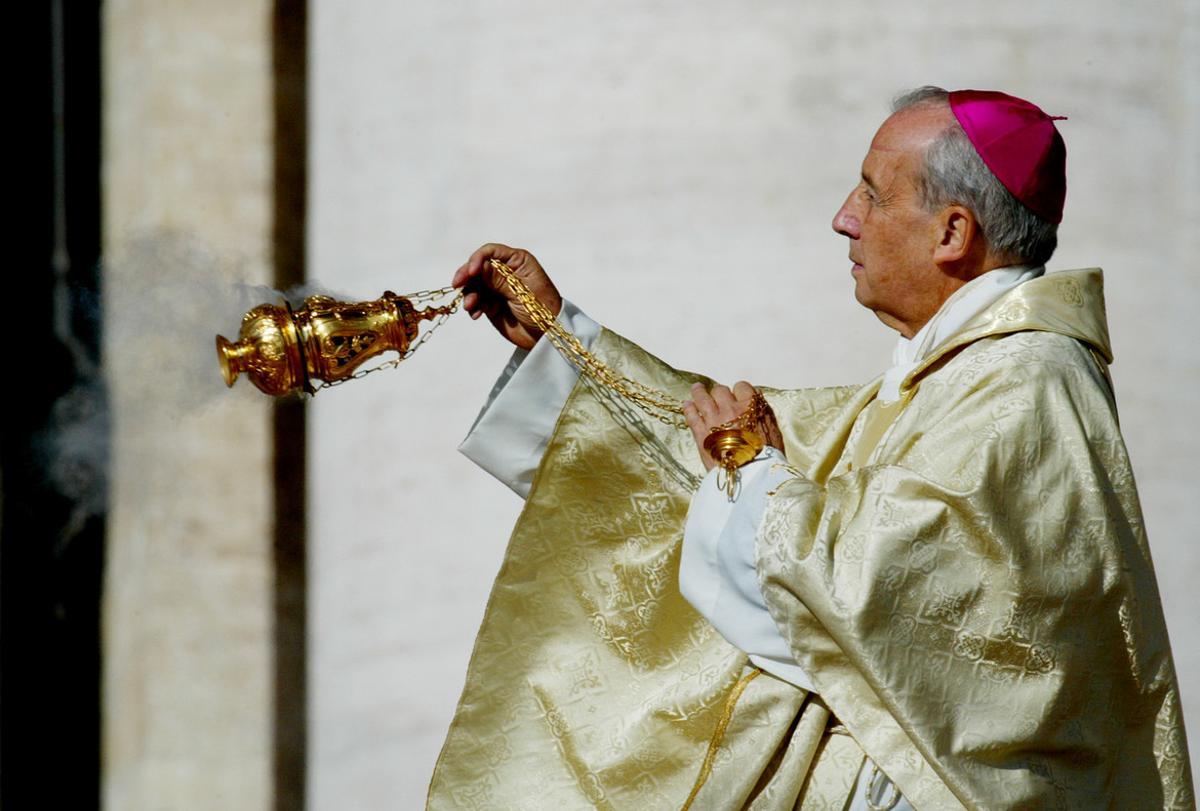 Spanish bishop Javier Echevarria, head Prelate of Opus Dei, presides over a mass in St Peter’s Square to celebrate the  canonisation of Spanish priest Josemaria Escriva de Balaguer October 7, 2002. On Sunday the pontiff made a saint of Josemaria Escriva de Balaguer, the contoversial founder of the conservative Roman Catholic group Opus Dei, before one of the biggest crowds ever to flood the Vatican.     REUTERS/Paolo Cocco