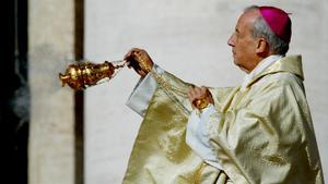 Spanish bishop Javier Echevarria, head Prelate of Opus Dei, presides over a mass in St Peter’s Square to celebrate the  canonisation of Spanish priest Josemaria Escriva de Balaguer October 7, 2002. On Sunday the pontiff made a saint of Josemaria Escriva de Balaguer, the contoversial founder of the conservative Roman Catholic group Opus Dei, before one of the biggest crowds ever to flood the Vatican.     REUTERS/Paolo Cocco