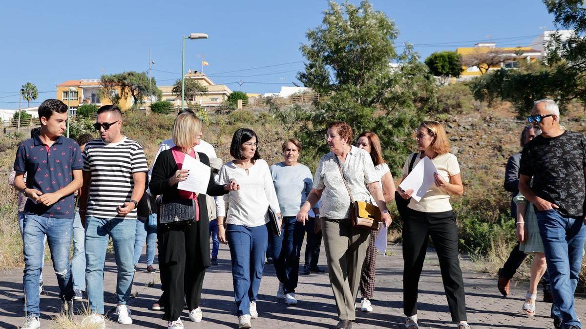 Imagen de la visita realizada por Carolina Darias al barrio de Las Mesas, en Las Palmas de Gran Canaria.