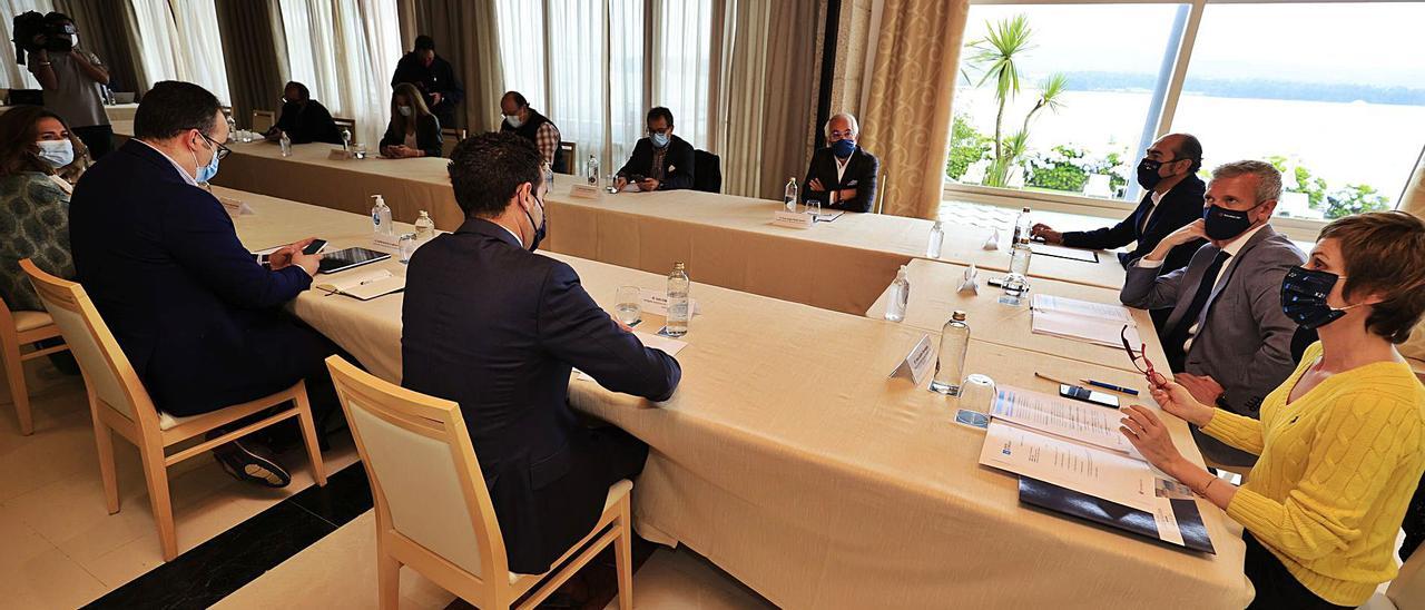 La reunión de Alfonso Rueda con los representantes del sector turístico gallego, en el hotel Louxo La Toja, ayer.