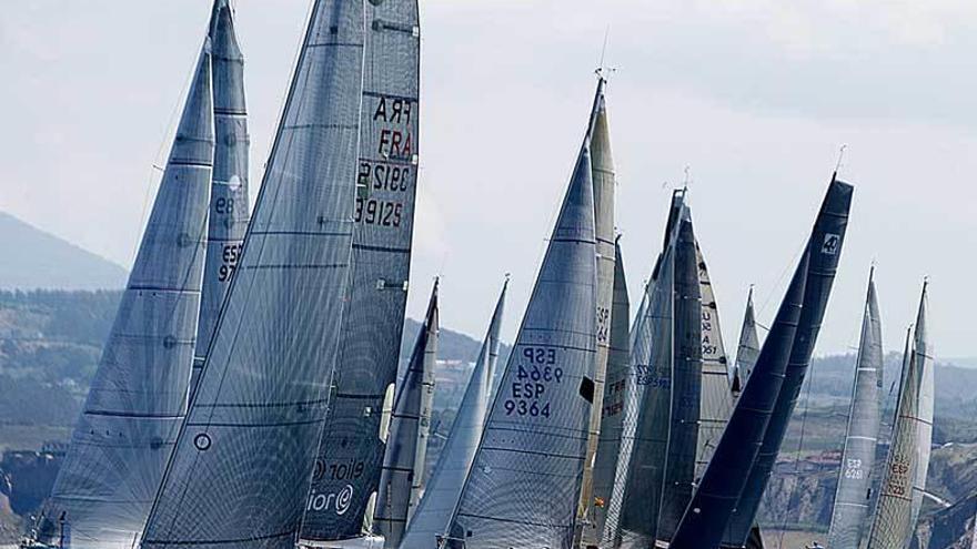 Salida de la regata en el puerto de Abra.