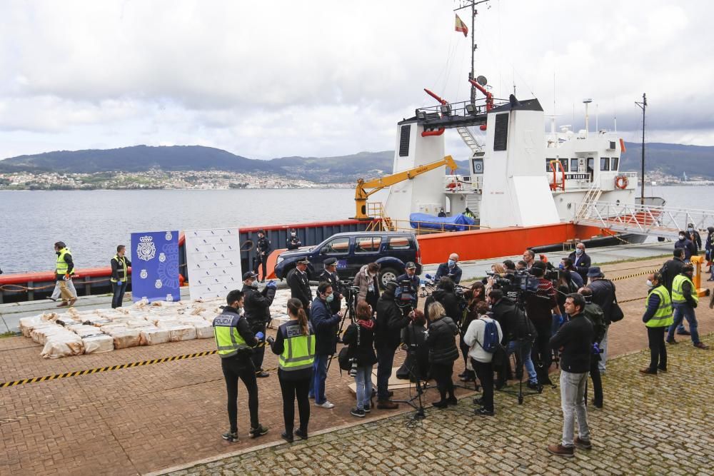 El "karar", abordado en alta mar y en el que se transportaba la droga, llegó ayer al puerto de Vigo . // Ricardo Grobas