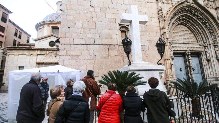 Vecinos concentrados en torno a la Cruz de los Caídos para evitar que el Ayuntamiento la retire.