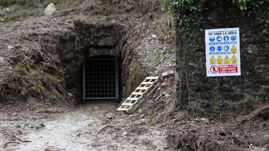 Solid Mines España ya ha cerrado con una puerta el acceso a la vieja galería de Presqueiras.  // Bernabé / LM