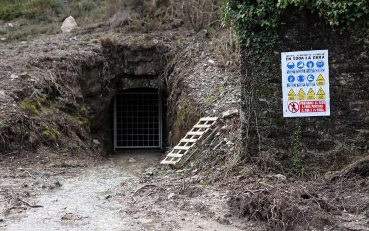 Solid Mines España ya ha cerrado con una puerta el acceso a la vieja galería de Presqueiras.  // Bernabé / LM