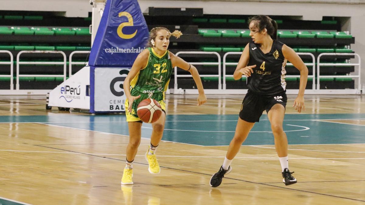 Conchi Satorre bota el balón durante el partido del Al-Qázeres.