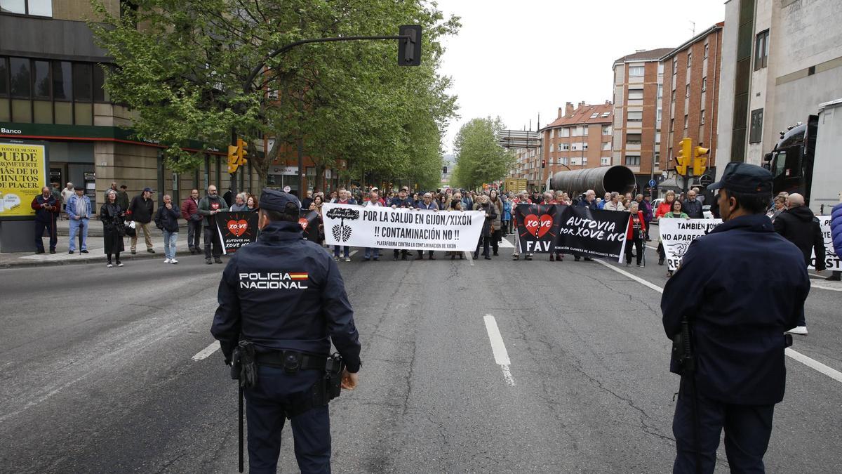 Un momento del corte de los cinco carriles de la avenida del Príncipe de Asturias en el cruce de Cuatro Caminos durante la última manifestación vecinal.