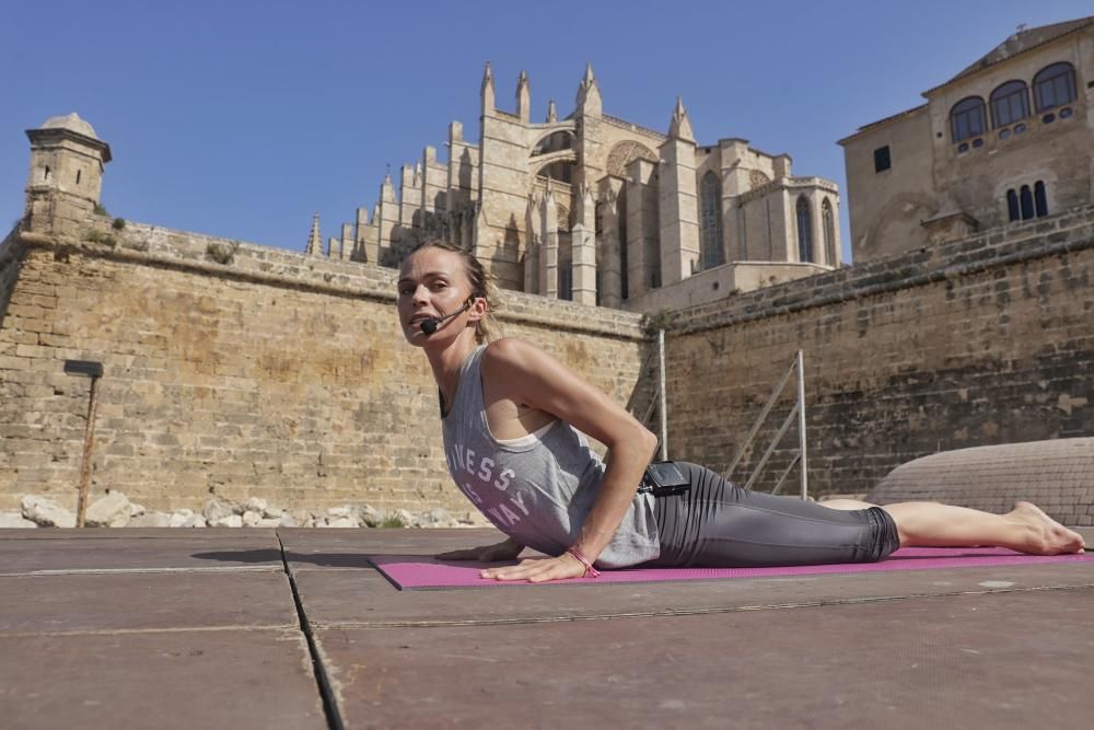 Yoga solidario con Verónica Blume en el Parc de la Mar