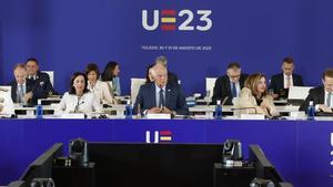 Margarita Robles y Josep Borrell, en la mesa central de la reunión de ministros de Defensa en Toledo.