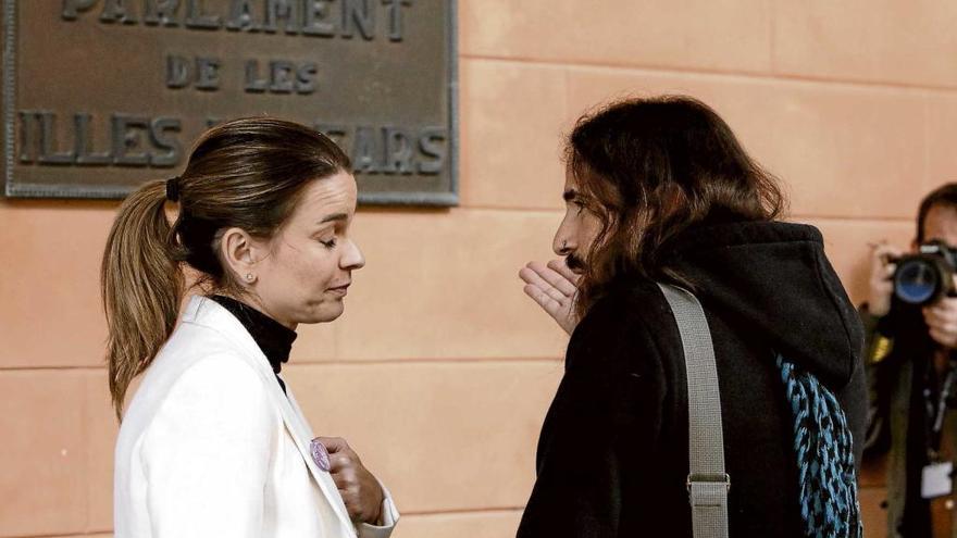 Baltasar Picornell conversa ayer en la puerta del Parlament con la portavoz del PP, Marga Prohens.  B.ramon