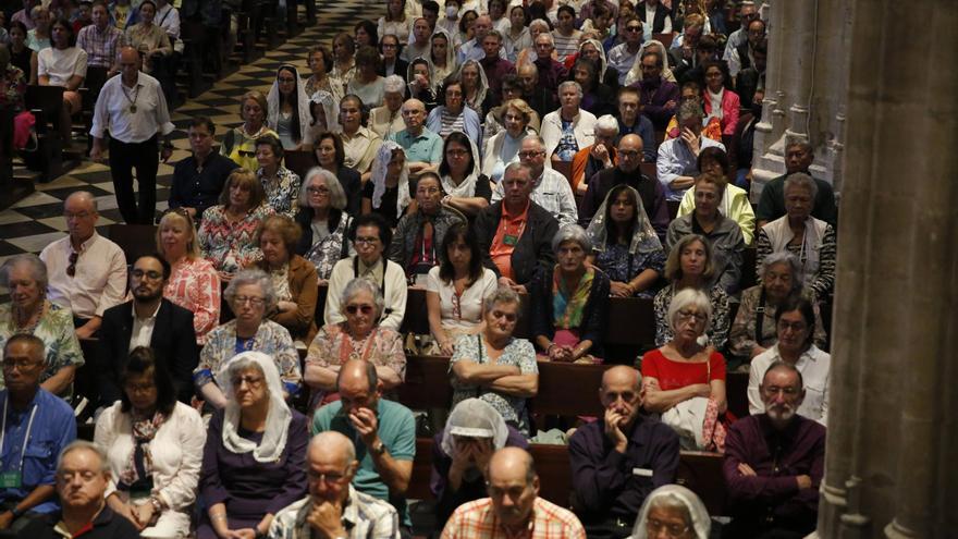 Cientos de personas llenan la Catedral de Oviedo en busca del perdón