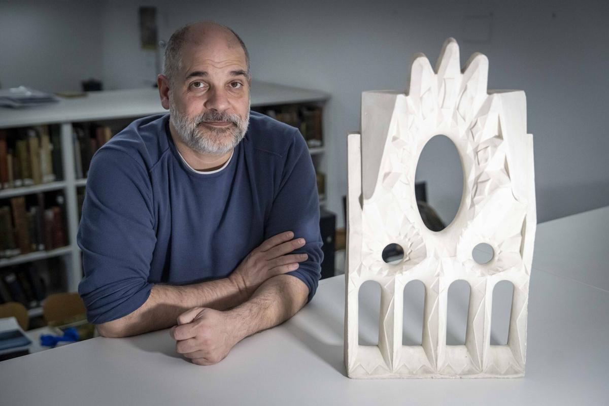 Galdric Santana, director de la Càtedra Gaudí, junto a una maqueta modelar de la fachada de la Sagrada Família.