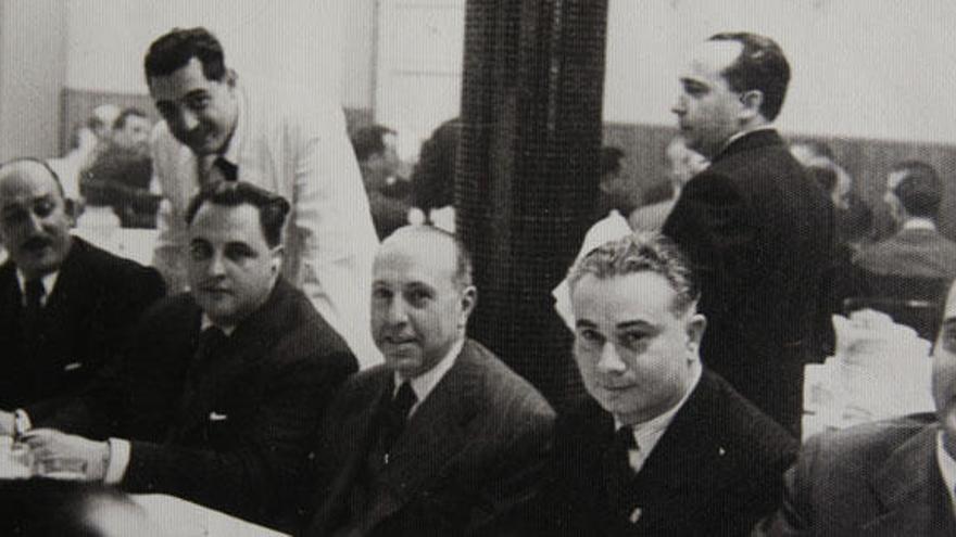 Un grupo de clientes en el bar restaurante La Alegría en los años 50, entre ellos, Pedro Sánchez, uno de los propietarios