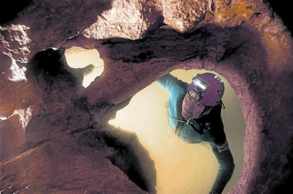 Valor Hilari Moreno, experimentat espeleòleg i autor d’aquest article, a la Cova Urbana de Tarragona connectada amb una mina d’aigua romana. Valor Hilari Moreno, experimentat espeleòleg i autor d’aquest article, a la Cova Urbana de Tarragona connectada amb una mina d’aigua romana.