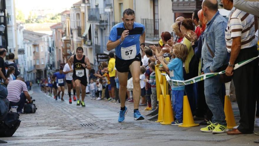 Uno de los corredores, arriba de la calle.