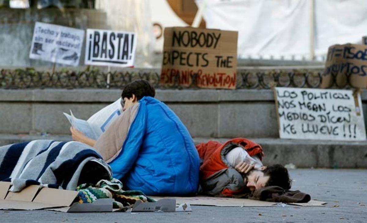 Dos joves es despertaven aquest dimecres després d’haver passat la nit al ras a la Puerta del Sol.
