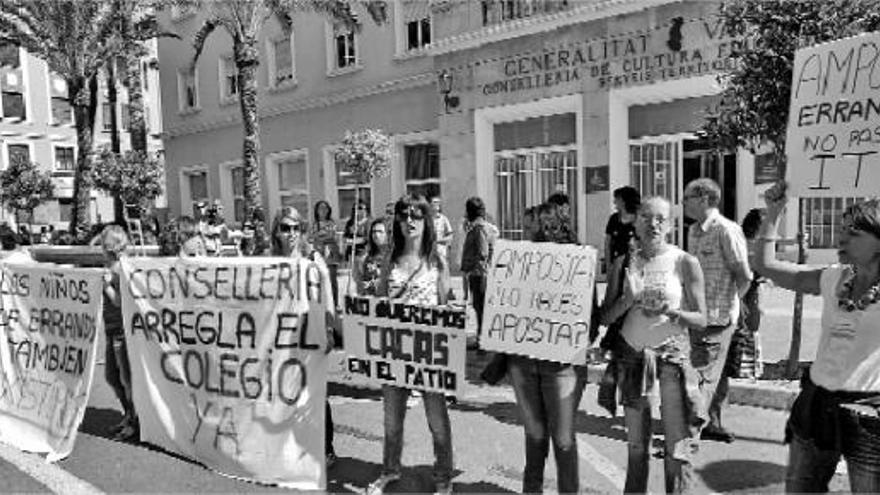 Madres y padres de los colegios Benadressa, Errando y Pintor Sorolla se manifestaron ayer por los barracones y las deficiencias frente a la conselleria.