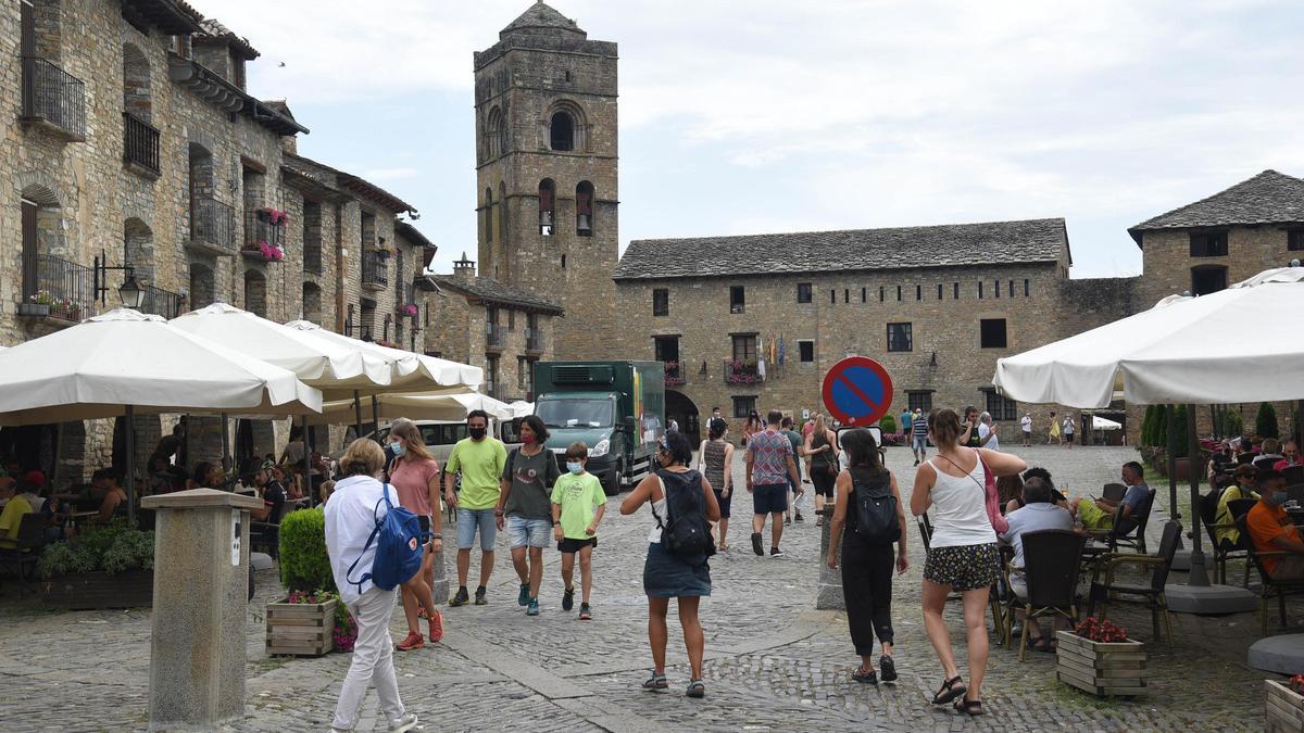 La plaza Mayor de Aínsa, una de las localidades más visitadas de Aragón