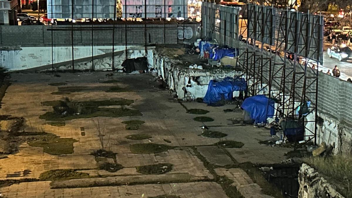 Grupo de chabolas dentro del solar que albergaba el "nuevo ayuntamiento" de la avenida de Aragón