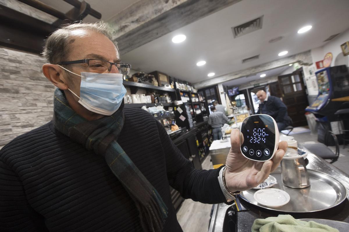 Julio Fernández muestra su medidor de CO2 en su negocio, el bar “Bango7plazas”, en Oviedo