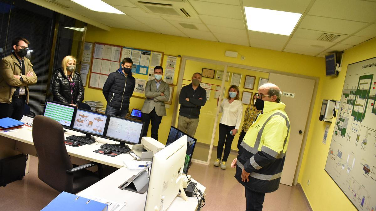 La reunión en la zona de control de la depuradora de la Mancomunidad.