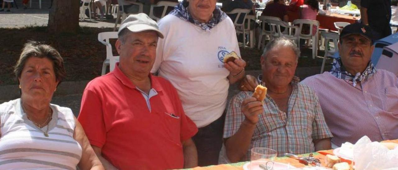 Toña Rodríguez, a la izquierda, junto a su familia; a la derecha, el coro &quot;Nordeste&quot; actuando.