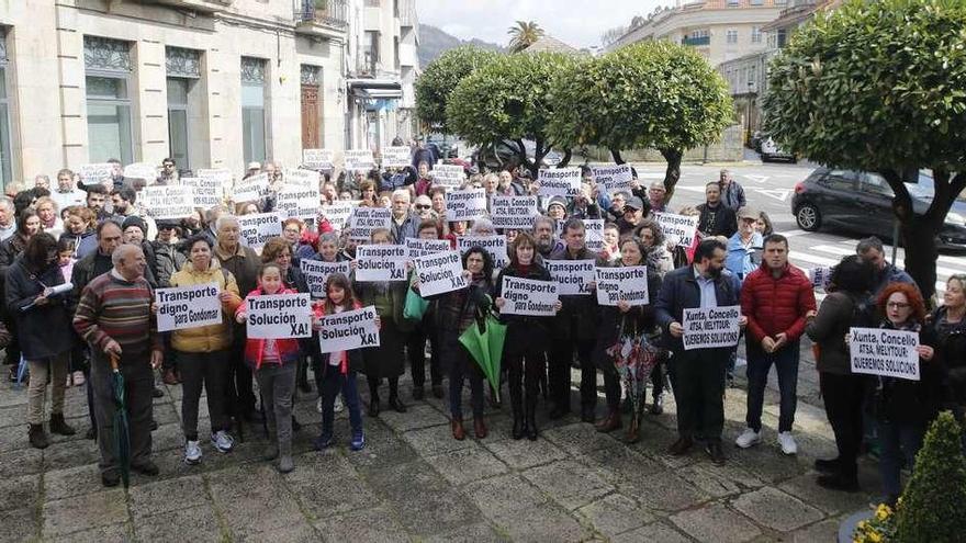 Un momento de la concentración de ayer en la plaza del Concello.  // Alba Villar