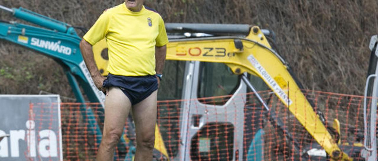 El entrenador de la UD Las Palmas, Paco Herrera, durante una sesión de trabajo en Barranco Seco.