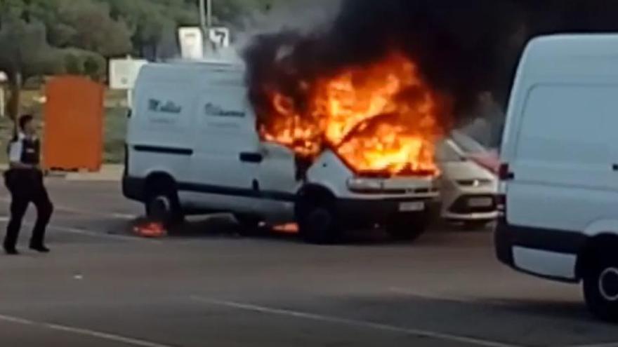 Vídeo: Crema una furgoneta a Sant Feliu de Guíxols