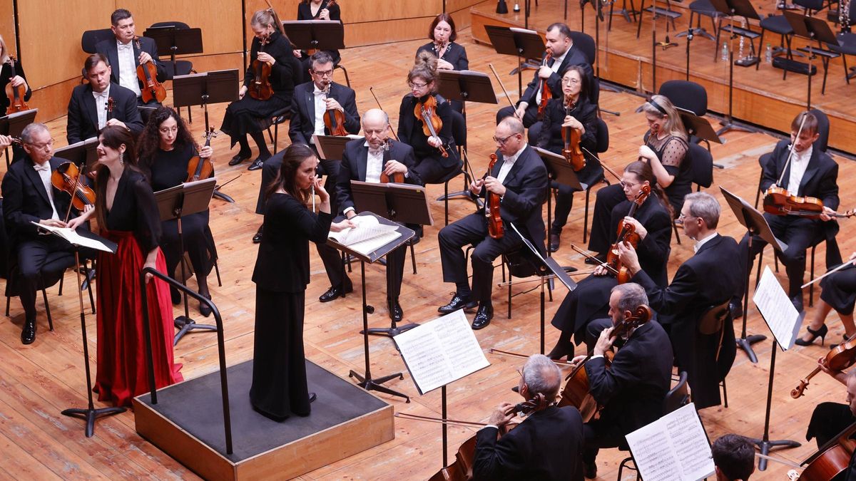 La directora usa Joana Carneiro dirige a la RFG en un concierto en Vigo.