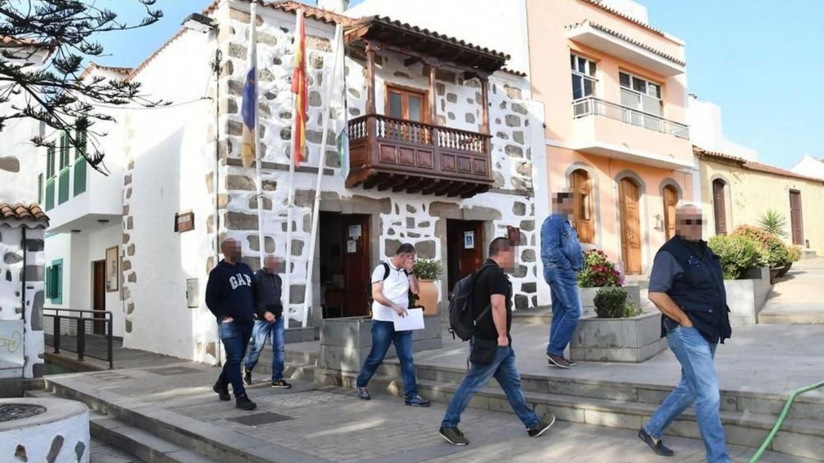 Seis agentes de la Guardia Civil tras el registro en el Ayuntamiento de Valsequillo el 9 de marzo de 2020.  | | LP/DLP